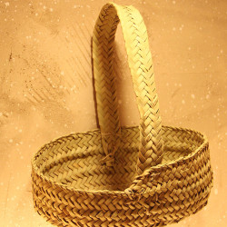 سبد حصیربافی شده با برگ‌های درخت خرما